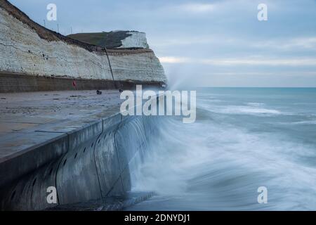 Les vagues s'écrasant dans le mur de la mer le long de la promenade sous la falaise De Saltdean à Telscombe Cliffs East Sussex Sud est Angleterre Banque D'Images