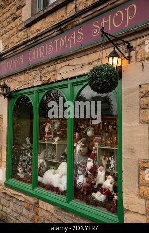 Royaume-Uni, Gloucestershire, Bourton on the Water, Rissington Road, fenêtre de la boutique de Noël victorienne Banque D'Images