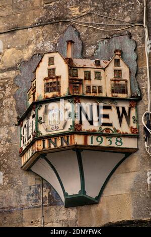 UK, Gloucestershire, Bourton on the Water, Rissington Road, 1930s historic cast iron Old New Inn pub sign Stock Photo