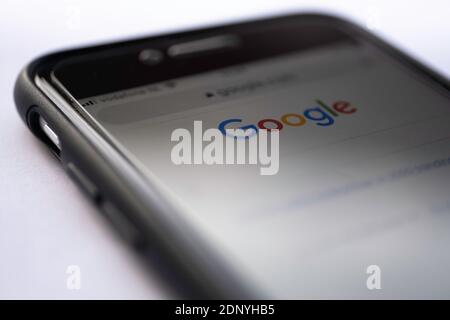 Gros plan du site Web de Google sur un téléphone cellulaire avec une faible profondeur de champ. Isolé sur blanc Banque D'Images