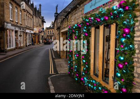 Royaume-Uni, Gloucestershire, Stow on the Wold, Market Square, décorations de Noël Banque D'Images