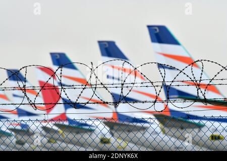 Des avions mis à la terre derrière le barbelé pendant le pandemy Covid-19 Banque D'Images