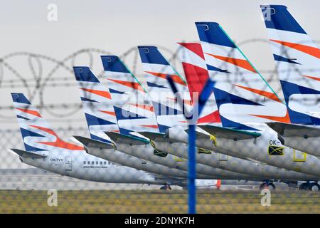 Des avions mis à la terre derrière le barbelé pendant le pandemy Covid-19 Banque D'Images