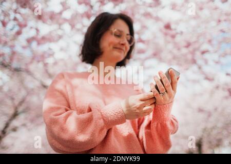 Womans hands holding cell phone Banque D'Images