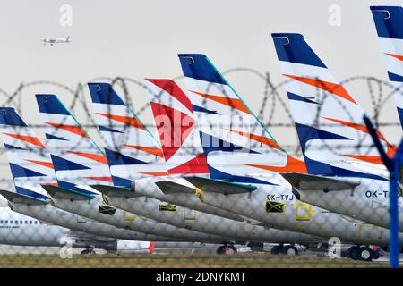 Des avions mis à la terre derrière le barbelé pendant le pandemy Covid-19 Banque D'Images