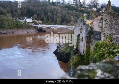 Vue sur le vieux pont Wye qui forme l'Angleterre La frontière du pays de Galles depuis le château de Chepstow Banque D'Images