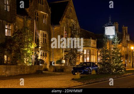 Royaume-Uni, Gloucestershire, Broadway, High Street, Lygon Arms Hôtel illuminé pour Noël Banque D'Images