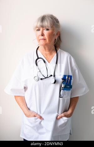 Femme médecin regardant l'appareil photo Banque D'Images