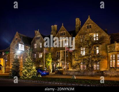 Royaume-Uni, Gloucestershire, Broadway, High Street, Lygon Arms Hôtel illuminé pour Noël Banque D'Images