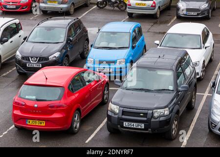 Voitures garées dans le parking de la gare à Axminster, Devon Royaume-Uni par une journée grise humide en novembre - parking, parking en surface Banque D'Images