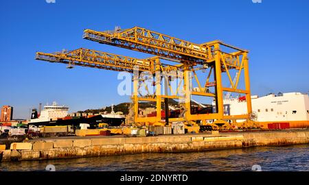 Grandes grues pour la manutention de conteneurs dans le terminal portuaire de Gênes Italie Banque D'Images