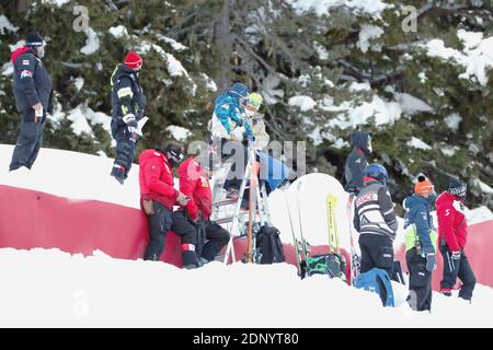 Groden, Italie. 18 décembre 2020. Coupe du monde de ski alpin FIS - Covid-19 Outbreak - 2e événement Super-G masculin le 18/12/2020 à Val Gardena, Gröden, Italie. En action, les entraîneurs regardent la course. (Photo de Pierre Teyssot/ESPA-Images) crédit: European Sports photo Agency/Alay Live News Banque D'Images