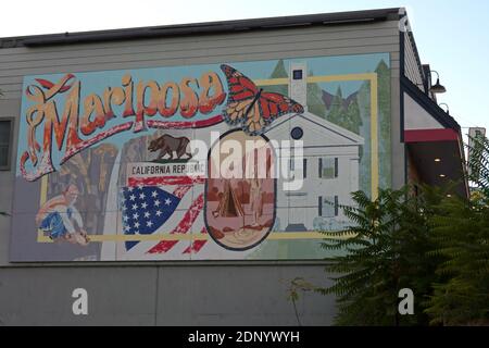 Mariposa, CA / USA - 18 octobre 2020 : une grande murale, peinte en 2008 et représentant le passé historique de la ville, est présentée sur le côté d'un bâtiment. Banque D'Images