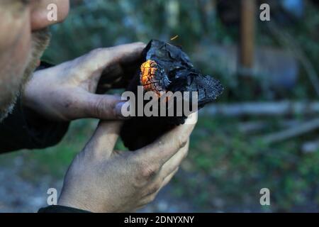Les brûleurs de charbon de bois passent par un processus intensif de main-d'œuvre pour faire les morceaux de fusain.mereworth bois terres dans kent, Royaume-Uni. Banque D'Images