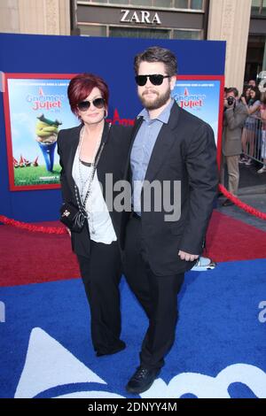 Hollywood, États-Unis d'Amérique. 23 janvier 2011. HOLLYWOOD, CA - JANVIER 23: Sharon Osbourne Jack Osbourne à la première de Touchstone Pictures 'Gnomeo and Juliet' au théâtre El Capitan le 23 janvier 2011 à Hollywood, Californie. Personnes : Sharon Osbourne Jack Osbourne crédit : Storms Media Group/Alay Live News Banque D'Images