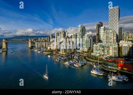 Marina, Burrard Bridge, False Creek, West End, Vancouver (Colombie-Britannique), Canada Banque D'Images