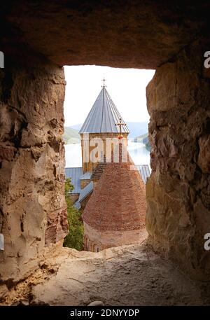 Deux églises médiévales à l'intérieur du complexe du château d'Ananuri, vues depuis la fenêtre de la tour, réservoir de Jinvali, Géorgie Banque D'Images