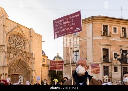 Valence, Espagne. 18 décembre 2020. Un manifestant tenant un écriteau disant «pour le maintien de l'occupation dans le secteur de la communication» pendant la manifestation.journalistes avec le slogan «sans journalistes il n'y a pas de journalisme, et sans journalisme il n'y a pas de démocratie». Les différents licenciements qui affectent le secteur de l'information ont provoqué une protestation des journalistes de différentes parties de la Communauté Valencienne. Valence sur la Plaza de la Virgen. Crédit : SOPA Images Limited/Alamy Live News Banque D'Images