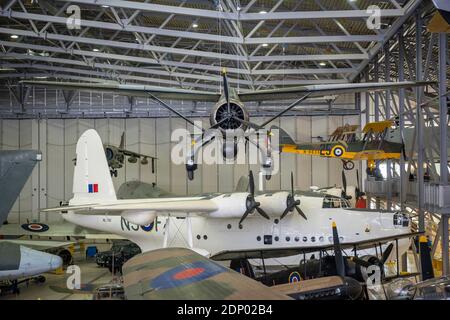 Court bateau volant Sunderland et Westland Lysander au Musée impérial de la guerre de Duxford, Cambridgeshire, Royaume-Uni Banque D'Images