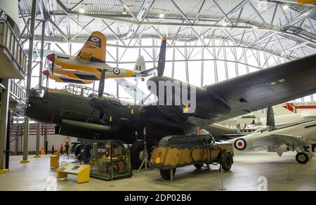 Deuxième Guerre mondiale Avro Lancaster bombardier lourd au Musée impérial de la guerre à Duxford, Cambridgeshire, Royaume-Uni Banque D'Images
