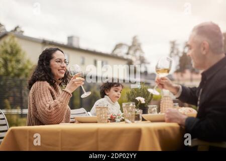 Family having meal in garden Banque D'Images
