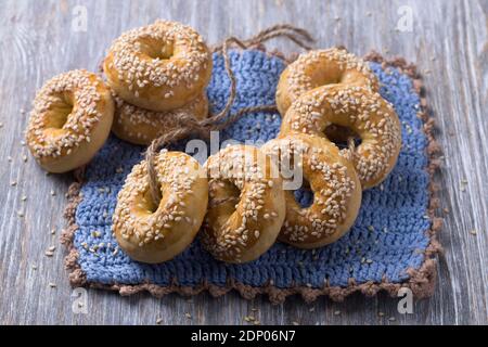 Biscuits traditionnels grecs de Pâques Paskhalina Kuluria avec graines de sésame sur une table en bois. Délicieuses pâtisseries maison Banque D'Images