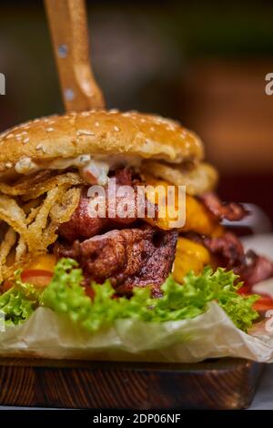 délicieux hamburger avec double côtelette sur une planche de bois Banque D'Images