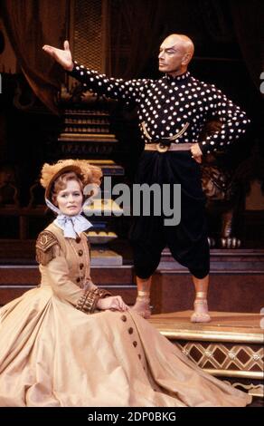 Virginia McKenna (Mme Anna), YUL Brynner (le roi de Siam) dans LE ROI ET moi au Palladium de Londres, Londres W1 12/06/1979 musique: Richard Rogers paroles et livre: Oscar Hammerstein II ensemble design: Peter Wolf costumes: Irene Sharif éclairage: David Hersey chorégraphe: Jerome Robbins réalisateur: Yuriko Banque D'Images