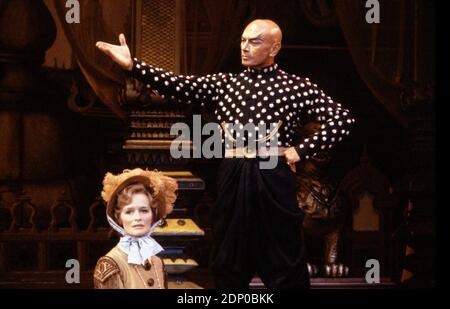 Virginia McKenna (Mme Anna), YUL Brynner (le roi de Siam) dans LE ROI ET moi au Palladium de Londres, Londres W1 12/06/1979 musique: Richard Rogers paroles et livre: Oscar Hammerstein II ensemble design: Peter Wolf costumes: Irene Sharif éclairage: David Hersey chorégraphe: Jerome Robbins réalisateur: Yuriko Banque D'Images