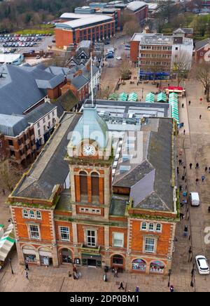 Vue sur la ville sur la tour de l'horloge du marché de Chesterfield Hall dans le centre-ville de Chesterfield Derbyshire Angleterre Royaume-Uni Banque D'Images