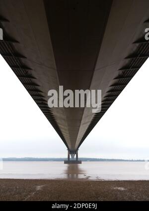 Vue basse sur le pont Humber dans le nord du Lincolnshire et East Riding of Yorkshire England UK un pont suspendu qui ouvert à la circulation routière en 1981 Banque D'Images