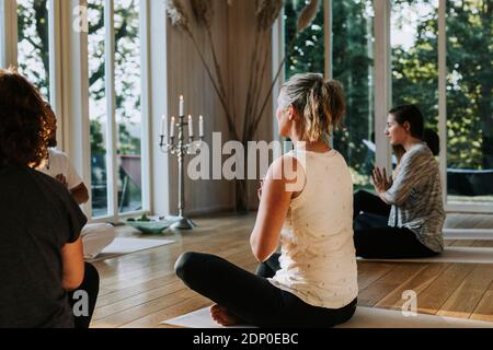 Les personnes pratiquant le yoga en classe Banque D'Images