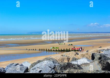 Journée d'été à Broomhill Sands à marée basse avec des familles qui s'amusent, belle plage, sable et pierres, idéal pour la famille, chiens et sports nautiques, East Sussex, Royaume-Uni Banque D'Images