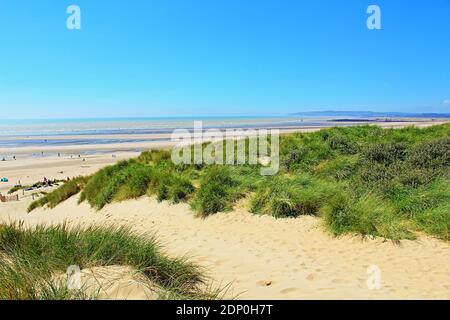 Dunes de plage de Camber Sands à une belle journée d'été vue des dunes au-dessus de Rye Bay, partie de la Manche.East Sussex, Royaume-Uni Banque D'Images