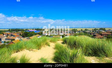 Village de Camber au beau jour d'été vu depuis les dunes de Camber Sands au-dessus.Camber est un village et une paroisse civile dans le district de Rother dans East Sussex, Royaume-Uni Banque D'Images