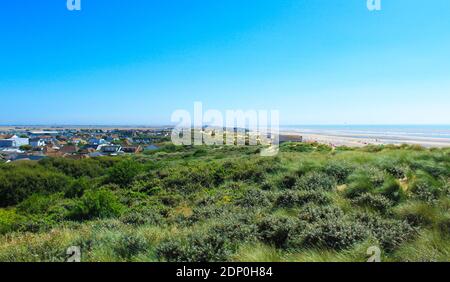 Plage et village de Camber Sands à une belle journée d'été vue des dunes au-dessus de la vue du nord.Camber Sands est une plage dans East Sussex, Angleterre, Royaume-Uni Banque D'Images