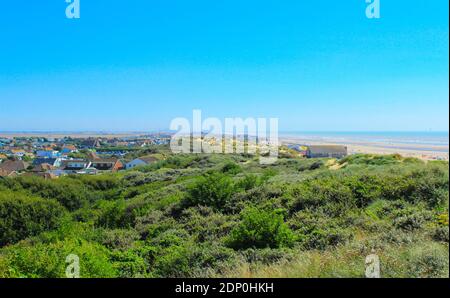 Plage et village de Camber Sands à une belle journée d'été vue des dunes au-dessus de la vue du nord.Camber Sands est une plage dans East Sussex, Angleterre, Royaume-Uni Banque D'Images