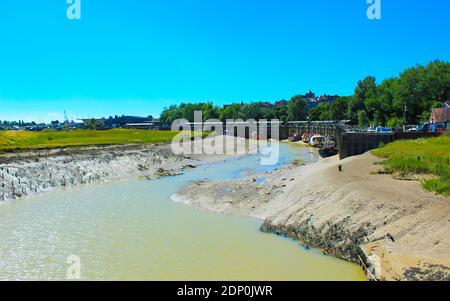 Rivière Rother à marée basse le beau jour d'été vu de la route A259 près de la petite ville de Rye et de la paroisse civile dans le district de Rother, à East Sussex, Royaume-Uni Banque D'Images