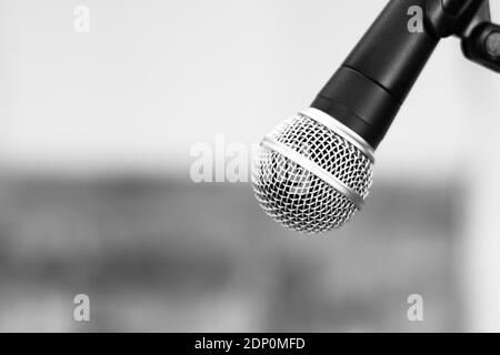 Microphone noir sur trépied. Situation d'entrevue, espace de copie. Banque D'Images