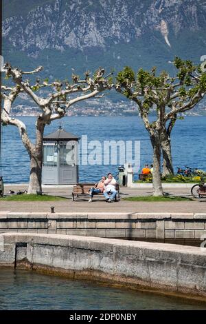 Lac de Garde avec promenade à Torri del Benaco, Italie Banque D'Images