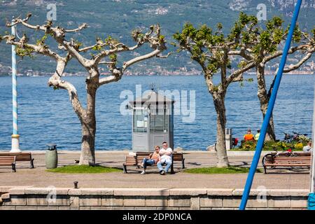 Lac de Garde avec promenade à Torri del Benaco, Italie Banque D'Images