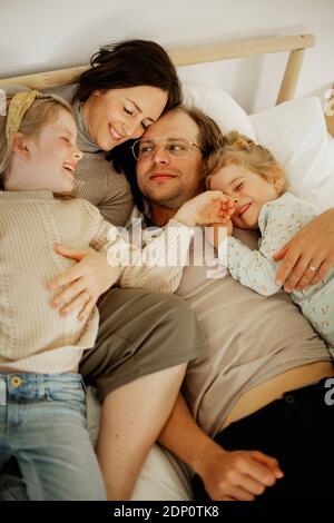Family Lying in Bed Banque D'Images