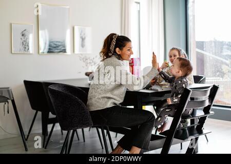 Mère avec enfants à table Banque D'Images