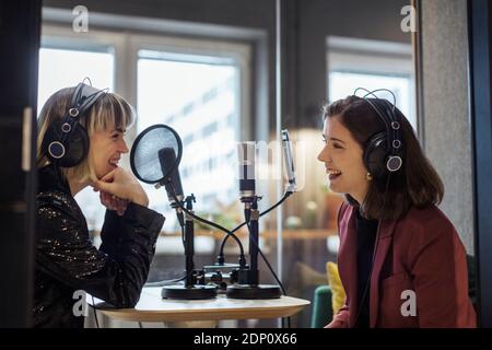 Femme diffusant à partir d'une station de radio Banque D'Images