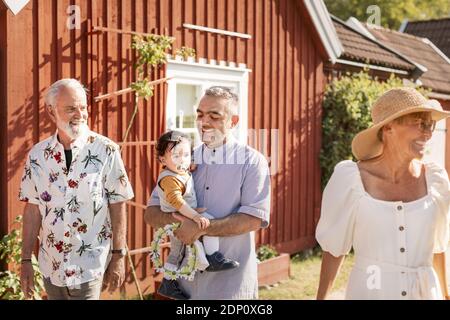 Happy Family walking together Banque D'Images