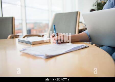Les femmes prennent des notes au bureau Banque D'Images