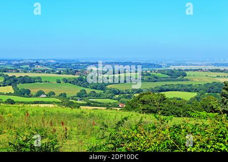 Vue panoramique nord à travers le comté de Sussex est, village de Pett au milieu de la photo, vu de Battery Hill Road, village de Fairlight, Emgland, Royaume-Uni Banque D'Images