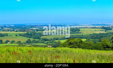 Vue panoramique nord à travers le comté de Sussex est, village de Pett au milieu de la photo, vu de Battery Hill Road, village de Fairlight, Emgland, Royaume-Uni Banque D'Images