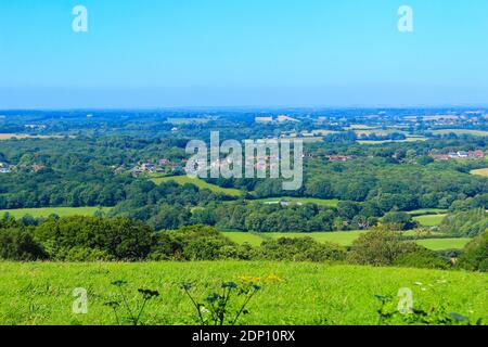 Vue panoramique nord à travers le comté de Sussex est, village de Pett au milieu de la photo, vu de Battery Hill Road, village de Fairlight, Emgland, Royaume-Uni Banque D'Images