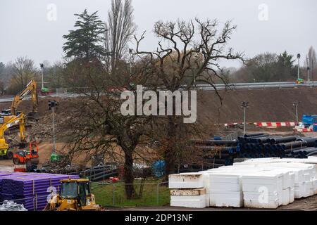 Slough, Berkshire, Royaume-Uni. 13 décembre 2020. Les anciens champs où les chevaux sont gradés ne sont pas reconnaissables. L'ancien pont de Datchet Road traversant la M4 à Slough a été démoli ce week-end dans le cadre de la mise à niveau de l'autoroute M4 Smart. La M4 est actuellement fermée dans les deux sens entre les jonctions 5 (Langley) et 6 (Slough/Windsor) et devrait rouvrir le lundi 14 décembre à 6 heures. L'accès au nouveau pont reste fermé jusqu'après le 17 décembre. 35 personnes ont été tuées sur les autoroutes Smart au Royaume-Uni au cours des cinq dernières années et de nombreux habitants disent qu'ils n'utiliseront plus la M4 une fois la moto Smart Banque D'Images